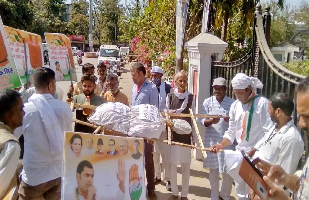 रीवाः महंगाई के विरोध में कांग्रेस ने सरकार की निकाली शव यात्रा, शिल्पी प्लाजा चौराहे किया अंतिम संस्कार